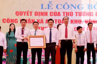 Lãnh đạo tỉnh Kiên Giang trao Quyết định của Thủ tướng Chính phủ công nhận xã An toàn khu, vùng An toàn khu thuộc tỉnh Kiên Giang.