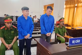 Hai bị cáo Phước (bên phải) và Tùng tại phiên tòa.