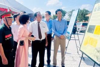 Các đại biểu xem trưng bày hình ảnh, tư liệu lịch sử của tỉnh Kiên Giang. 