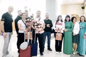 Lãnh đạo Trung tâm xúc tiến Đầu tư, Thương mại và Du lịch tỉnh Kiên Giang tổ chức đón khách từ Cộng hòa Séc đến tham quan, nghỉ dưỡng tại Phú Quốc. 
