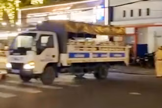 Xe chuyên dụng của Công an chốt chặn để tổ chức kiểm tra, xử lý quán về hành vi kinh doanh quá giờ quy định, gây mất an ninh trật tự trong khu dân cư. (Ảnh cắt từ clip)