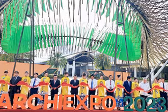 Lãnh đạo Trung ương, tỉnh Kiên Giang và khách mời cắt băng khai mạc triển lãm Kiến trúc Hội nhập và Phát triển năm 2023 với chủ đề “Kiến trúc - tạo lập không gian bền vững cho cộng đồng”.