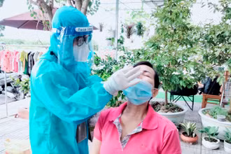 Lực lượng y tế tổ chức xét nghiệm cho người dân trên địa bàn thành phố Rạch Giá.