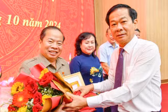 Ủy viên Trung ương Đảng, Bí thư Tỉnh ủy, Trưởng đoàn đại biểu Quốc hội đơn vị tỉnh Kiên Giang Đỗ Thanh Bình trao Huy hiệu Đảng cho đồng chí cao niên tuổi Đảng. 