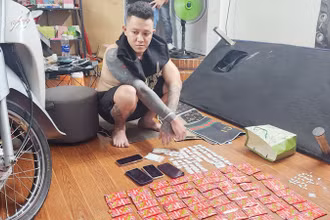 Đối tượng Phạm Quang Hạ cùng tang vật. 