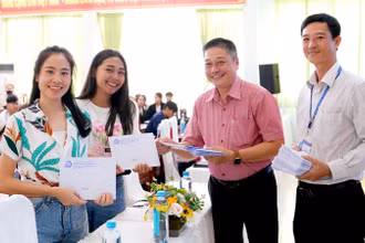 Lãnh đạo Trường đại học Kiên Giang trao quà mừng Tết cổ truyền cho sinh viên.