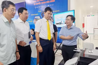 Đại biểu tham quan trưng bày sản phẩm công nghệ. 