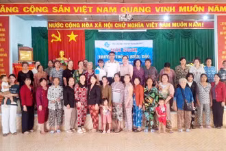 Báo cáo viên Bộ Tư lệnh Vùng 5 Hải quân tuyên truyền biển, đảo năm 2025 tại xã Vĩnh Hòa Hiệp, huyện Châu Thành, tỉnh Kiên Giang.