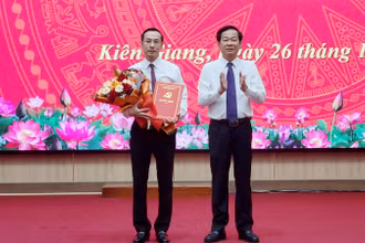 Ủy viên Trung ương Đảng, Bí thư Tỉnh ủy Kiên Giang Đỗ Thanh Bình trao quyết định của Ban Bí thư chuẩn y đồng chí Nguyễn Thanh Nhàn, Phó Chủ tịch Ủy ban nhân dân tỉnh Kiên Giang giữ chức Phó Bí thư Tỉnh ủy Kiên Giang nhiệm kỳ 2020-2025.