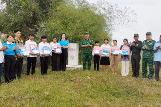 Đồn Biên phòng Phú Mỹ và Hội Liên hiệp Phụ nữ huyện Giang Thành và lực lượng bảo vệ biên giới của Campuchia tổ chức tặng quà, trao kinh phí “Nâng bước em tới trường” cho học sinh Campuchia. (Ảnh: ĐỒN BIÊN PHÒNG PHÚ MỸ)