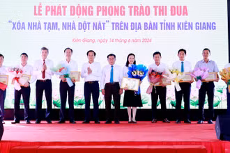 Lãnh đạo tỉnh Kiên Giang tặng hoa tri ân các nhà tài trợ. 