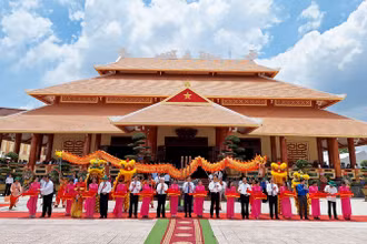 Phó Thủ tướng Chính phủ Lê Minh Khái, cùng lãnh đạo các bộ, ban, ngành Trung ương và địa phương cắt băng khánh thành Đền thờ Anh hùng Liệt sỹ, lực lượng vũ trang nhân dân và thanh niên xung phong hy sinh trên Tuyến đường 1C tại huyện Giang Thành.
