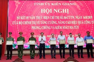 Ủy viên Trung ương Đảng, Bí thư Tỉnh ủy Kiên Giang Đỗ Thanh Bình trao bằng khen cho các tập thể có thành tích xuất sắc.