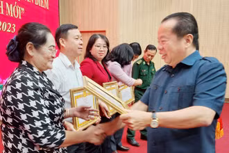 Phó Bí thư Thường trực Tỉnh ủy Kiên Giang Mai Văn Huỳnh tặng bằng khen cho tập thể, cá nhân có thành tích xuất sắc qua 5 triển khai thực hiện Nghị quyết số 35-NQ/TW.