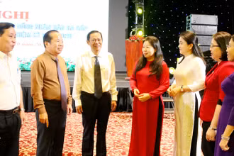 Đại biểu trao đổi bên lề hội nghị.