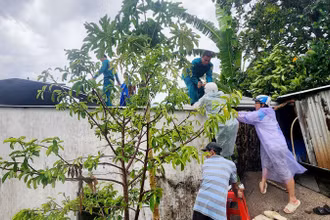 Kiên Giang: Lốc xoáy làm tốc mái 5 căn nhà, chìm 4 ghe biển và chết 1 ngư dân 