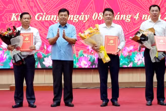 Ủy viên Trung ương Đảng, Bí thư Tỉnh ủy Kiên Giang Nguyễn Tiến Hải (thứ hai, từ trái qua) trao các quyết định của Ban Bí thư về công tác cán bộ. (Ảnh: QUỐC TRINH).