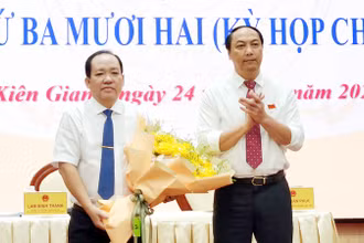 Chủ tịch Hội đồng nhân dân tỉnh Kiên Giang Lâm Minh Thành tặng hoa chúc mừng tân Phó Chủ tịch Ủy ban nhân dân tỉnh Kiên Giang Nguyễn Thanh Phong.