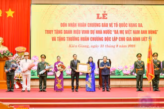 Đại diện Đảng bộ, chính quyền, nhân dân và lực lượng vũ trang tỉnh Kiên Giang nhận Huân chương Bảo vệ Tổ quốc hạng Ba.