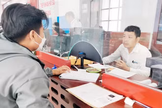 Người dân thực hiện thủ tục hành chính tại Trung tâm Phục vụ hành chính công tỉnh Kiên Giang.