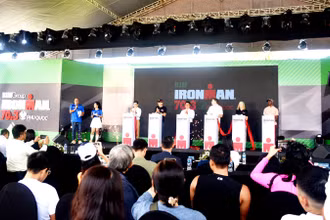 Ban tổ chức bấm nút khai mạc giải chạy BIM Group Ironman 70.3 Phú Quốc năm 2023.