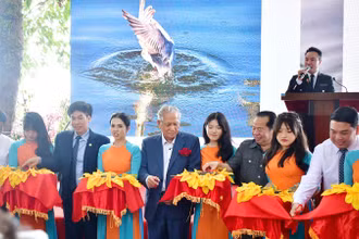 Nghi thức cắt băng khai mạc triển lãm. 