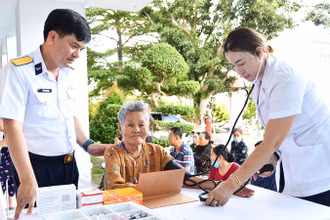 Chỉ huy Phòng Hậu cần-Kỹ thuật thăm hỏi người dân đến khám bệnh.
