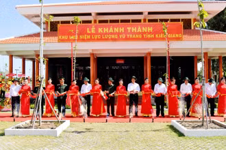 Các đồng chí nguyên lãnh đạo Đảng, Nhà nước, Quân khu 9 và tỉnh Kiên Giang cắt băng khánh thành Khu lưu niệm lực lượng vũ trang tỉnh Kiên Giang.