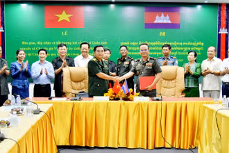 Đại diện Ban Chuyên trách tỉnh Kiên Giang và Ban Chuyên trách tỉnh Kampot (Vương quốc Campuchia) ký biên bản bàn giao hài cốt liệt sĩ. 