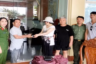 Vợ chồng du khách người Hàn Quốc (thứ 3 và 4, từ trái qua) nhận lại tài sản đã đánh rơi.