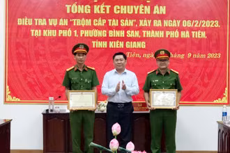 Lãnh đạo Ủy ban nhân dân thành phố Hà Tiên trao bằng khen của Chủ tịch Ủy ban nhân dân tỉnh Kiên Giang cho các cá nhân. (Ảnh: Công an cung cấp)