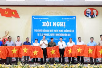 Ban tổ chức tặng cờ Tổ quốc cho ngư dân và bí thư chi bộ, cựu chiến binh xã An Minh Bắc, huyện U Minh Thượng, tỉnh Kiên Giang.