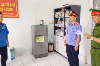 Cơ quan chức năng đọc lệnh bắt tạm giam đối với Đặng Phi Long. (Ảnh: VĂN VŨ)