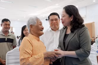 Phó Chủ tịch nước Võ Thị Ánh Xuân ân cần thăm hỏi sức khỏe và đời sống Bà mẹ Việt Nam Anh hùng Thị Hol, ngụ huyện Giang Thành.