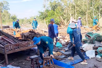 Cán bộ, chiến sĩ lực lượng vũ trang huyện Giồng Riềng khẩn trương hỗ trợ người dân khắc phục hậu quả do mưa dông, lốc xoáy gây ra.