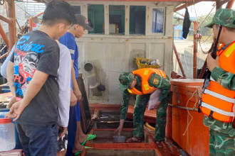 Lực lượng Bộ đội Biên phòng kiểm tra tàu cá.