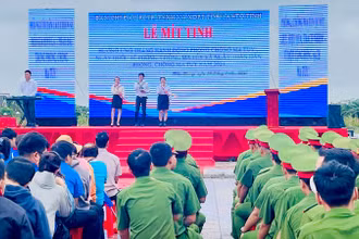 Quang cảnh lễ mít-tinh.