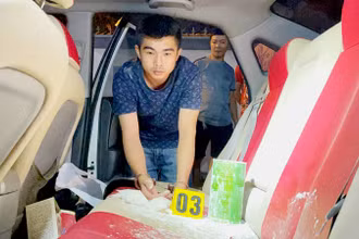 Đối tượng Lê Chí Nam và ma túy trên ô-tô. 