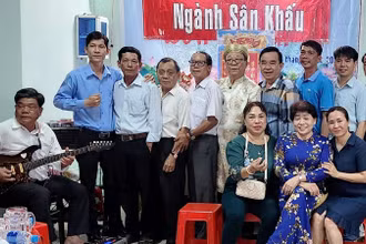 Câu lạc bộ Đờn ca tài tử thành phố Rạch Giá, tỉnh Kiên Giang tổ chức giỗ tổ kỷ niệm Ngày Sân khấu Việt Nam.