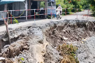 Nhiều đoạn lộ giao thông đường tỉnh 965 bị sạt lở nghiêm trọng. 