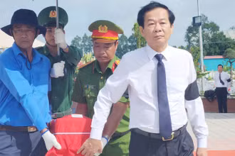Lãnh đạo tỉnh Kiên Giang thực hiện nghi thức an táng hài cốt liệt sĩ tại Nghĩa trang liệt sĩ huyện Hòn Đất. 