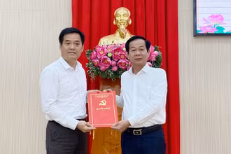 Bí thư Tỉnh ủy Kiên Giang Đỗ Thanh Bình (bên phải) trao quyết định cho ông Lê Quốc Anh.