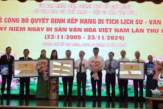 Trao bằng xếp hạng di tích cấp thành phố cho các đơn vị có công trình được xếp hạng.