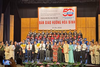 Tổng Bí thư Tô Lâm tặng hoa cho các nghệ sĩ tham gia chương trình. (Ảnh: H.N)