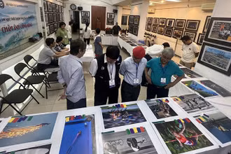 Hội Nhiếp ảnh Thành phố Hồ Chí Minh tổ chức chấm ảnh công khai vòng giải Liên hoan Ảnh Nghệ thuật Truyền thống Thành phố Hồ Chí Minh lần thứ 49 ngày 11/8. (Ảnh: Hội Nhiếp Ảnh Thành phố Hồ Chí Minh).