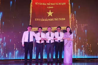 Tặng cờ của Bộ Văn hóa Thể thao và Du lịch cho các đơn vị dẫn đầu trong phong trào thi đua.