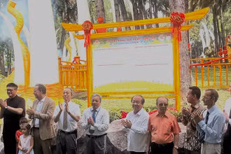Các đại biểu thực hiện nghi thức khánh thành "Vườn cây thông hữu nghị".