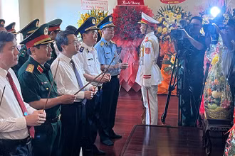 Đoàn Ban Chỉ đạo Hội thảo dâng hương lên Chủ tịch Hồ Chí Minh tại Bảo tàng Hồ Chí Minh, chi nhánh Thành phố Hồ Chí Minh. (Ảnh: M.H).