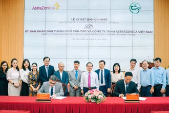Hai bên ký Bản ghi nhớ hợp tác nâng cao dịch vụ y tế và chăm sóc sức khỏe. (Ảnh: AstraZeneca).
