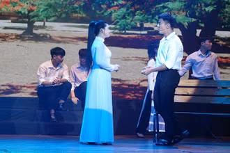 Khang (Võ Minh Lâm) và Phượng (Kim Luận) có một tình yêu trong sáng.